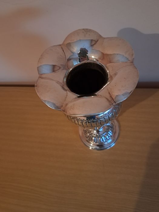 Красива сребърна ваза