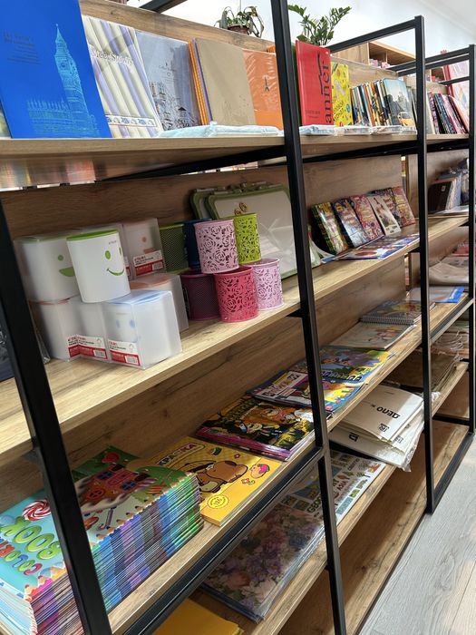 Современный стильный стелаж