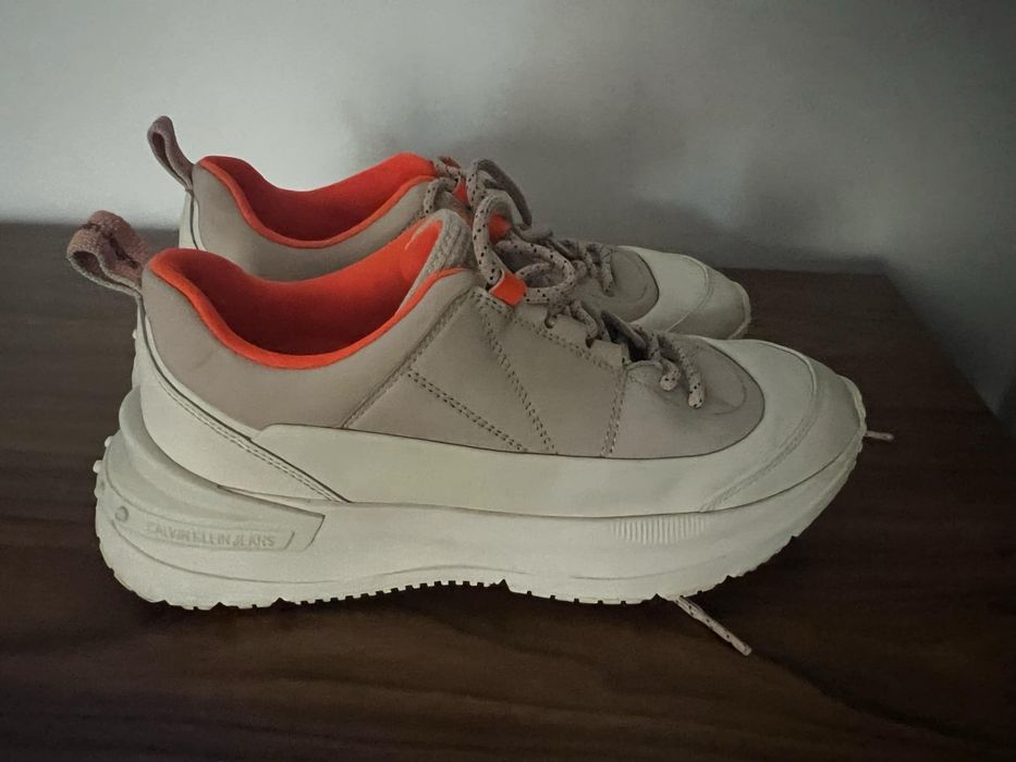 Adidas de culoare argintiu cu portocaliu