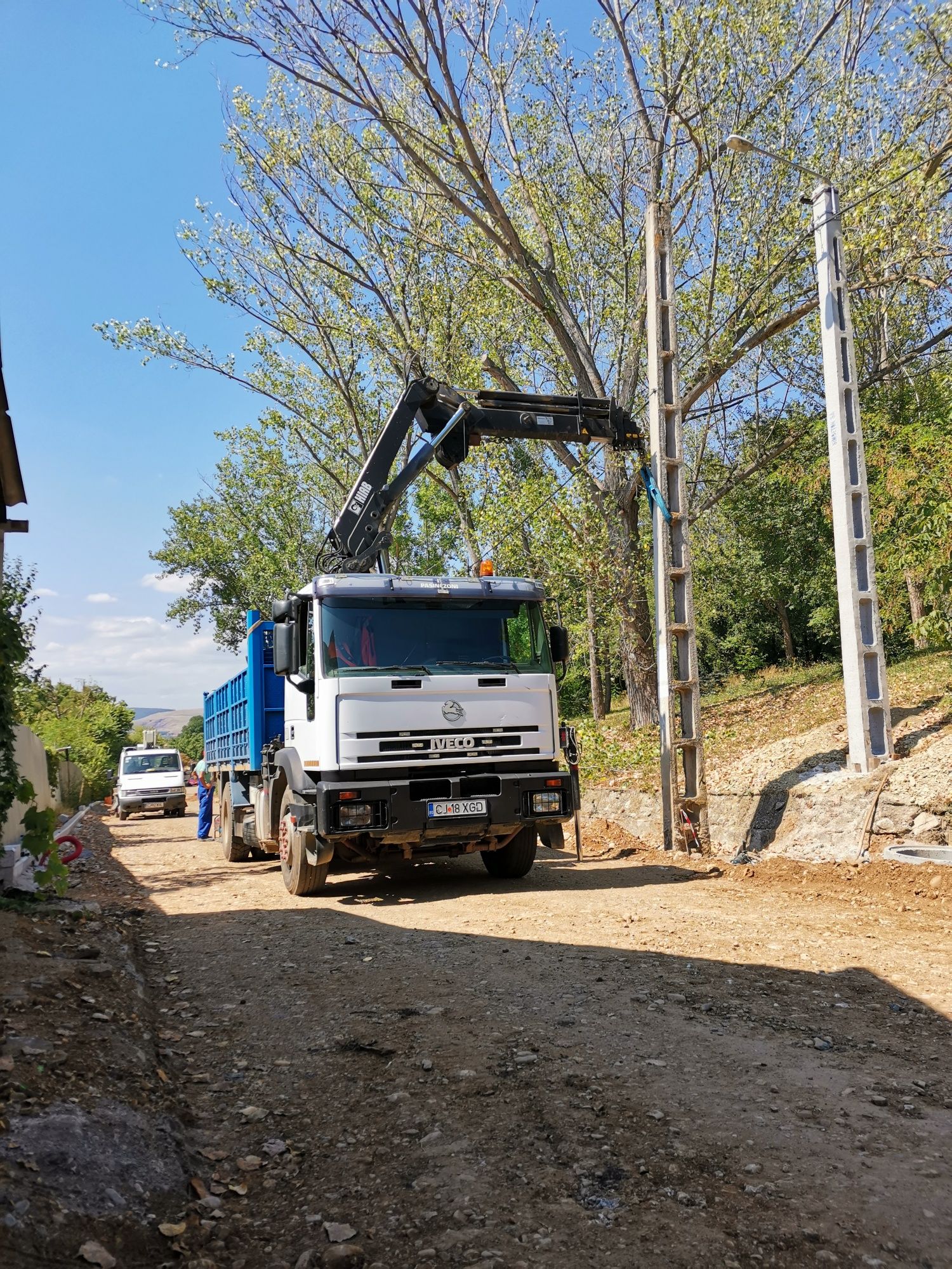Inchiriez buldoexcavator cu picamer/camion 8x4, camion cu macara