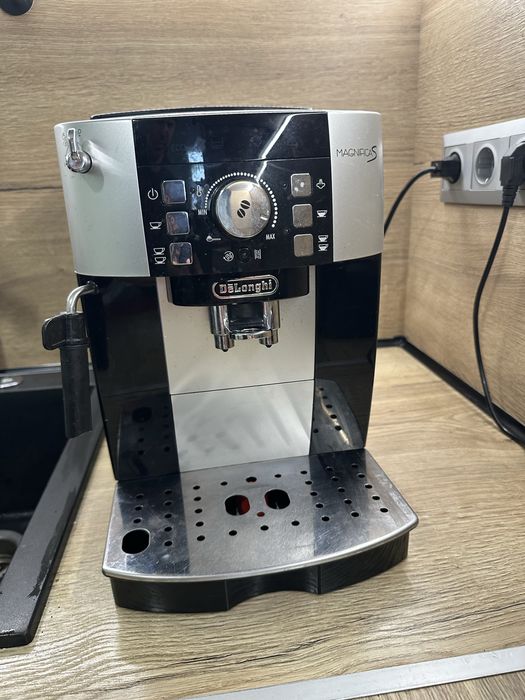 Продавам кафеавтомат (кафе машина )delonghi(делонги) magnifica s