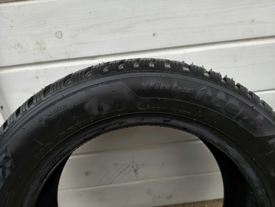 Vând 2 cauciucuri de iarna hankook 205 /55 R16 noi