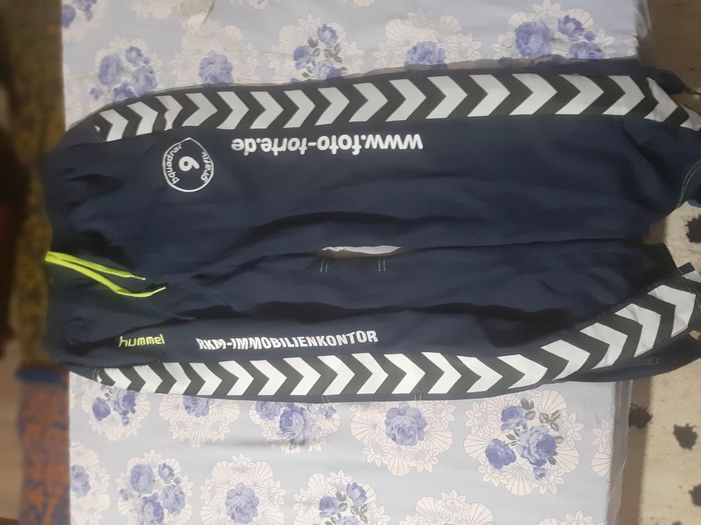 Pantaloni de treia marca Hummel mărimea L spre Xl.