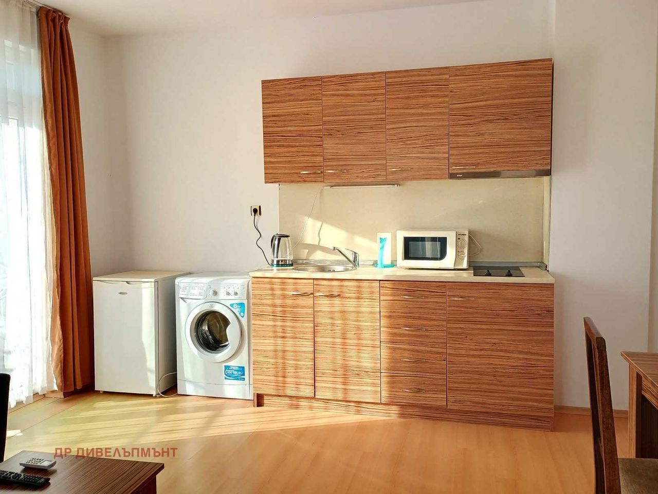 Дава се под наем Едностаен апартамент в Перник, Център - 42 кв.м за 459 € - Снимка #3