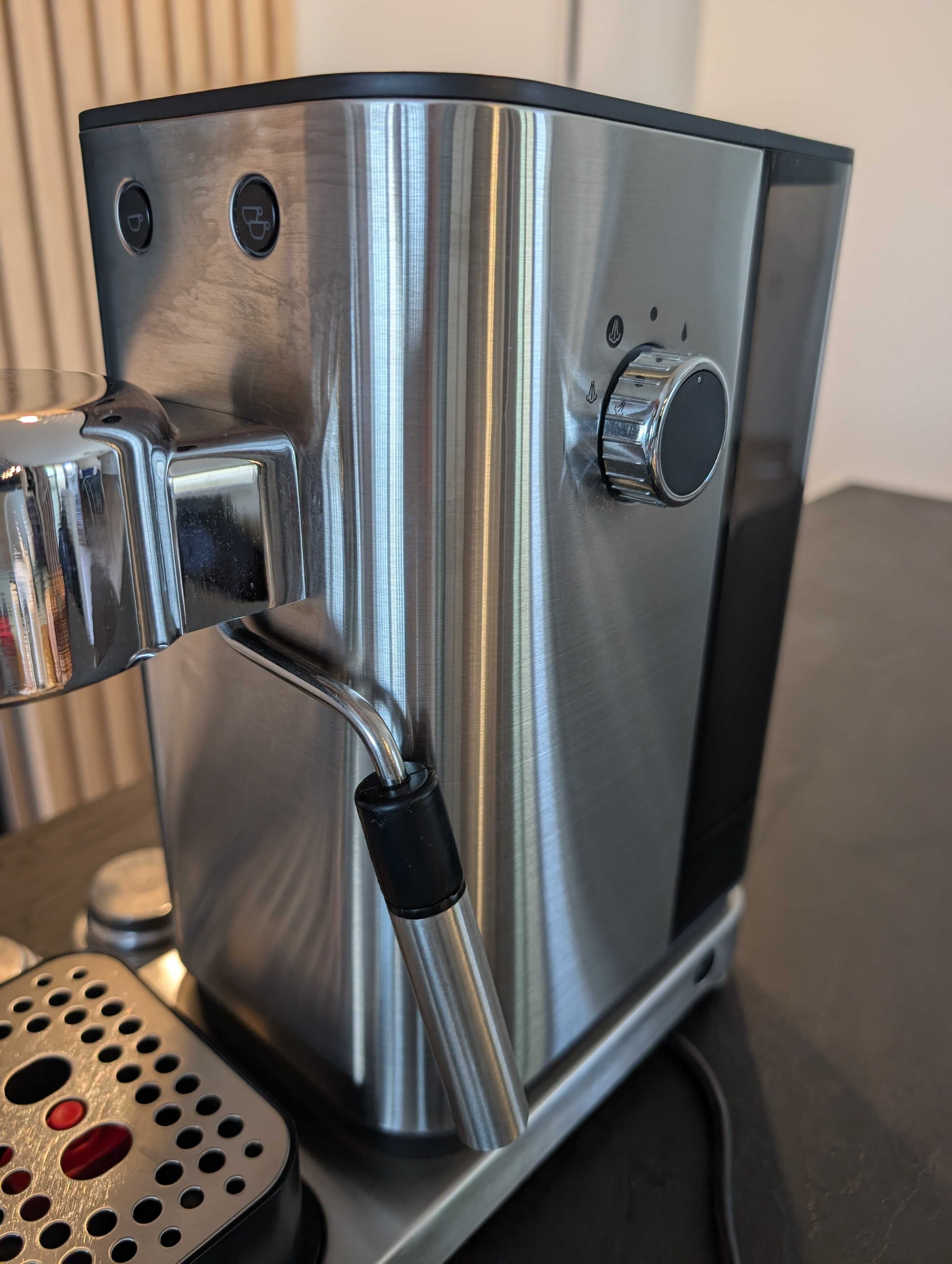 Кафемашина WMF Lumero Espresso 15 бара налягане + подарък кафемелачка