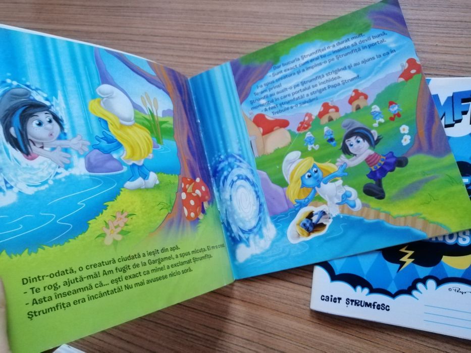 Set carte de povesti si caiet nou Strumfii