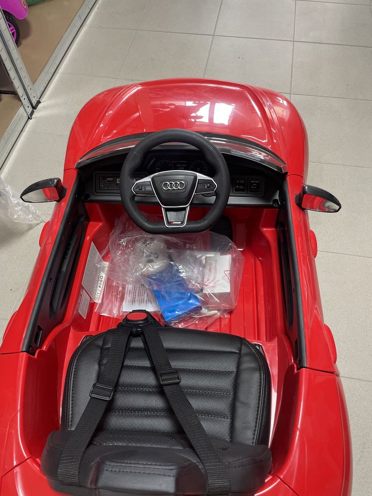 НОВА Акумулаторна кола Audi RS E-tron червена