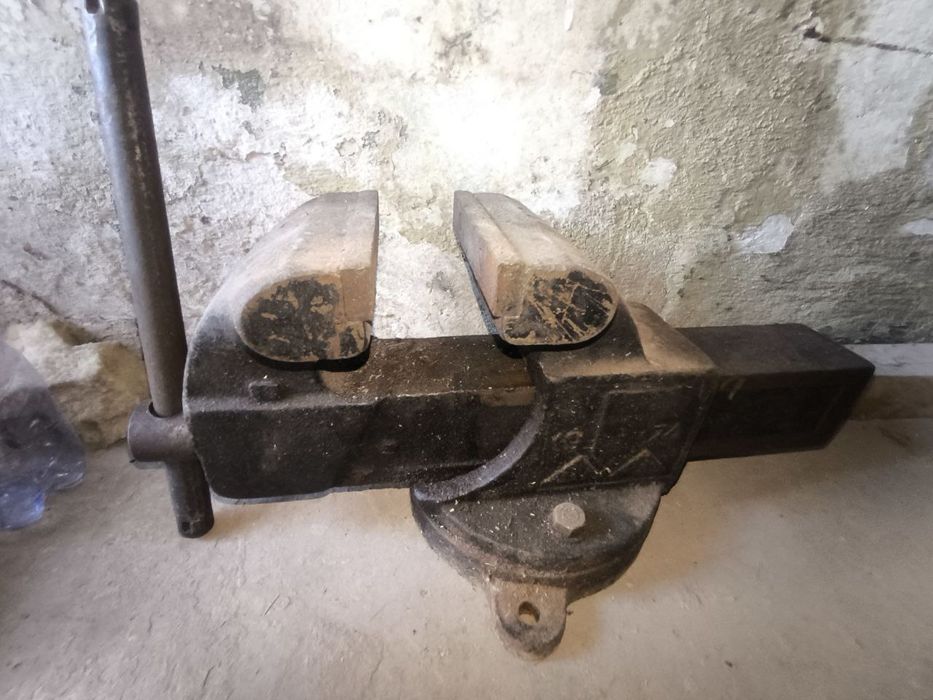 Продам тиски большие 2 шт