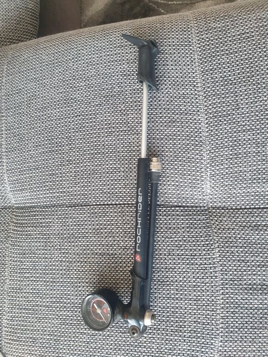 Vând pompă pentru bicicleta cu suspensie