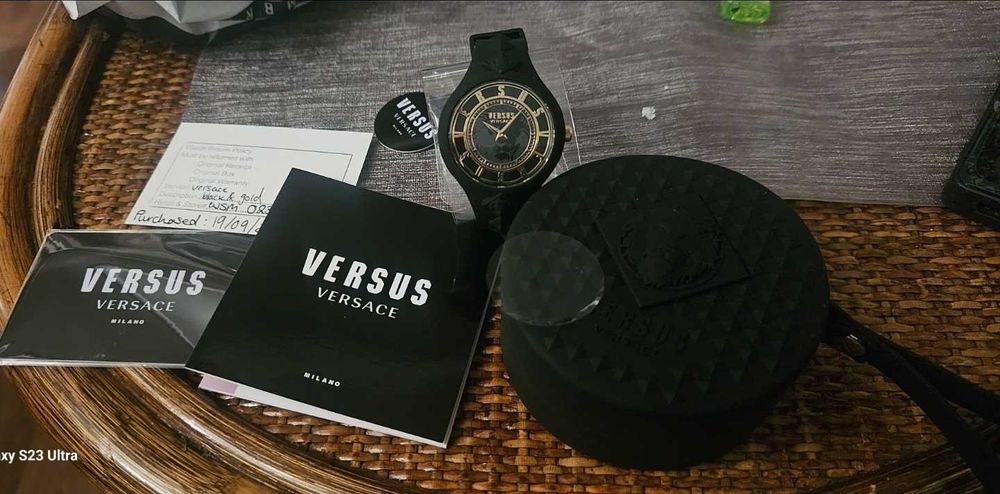 Чисто нов дамски часовнициD&G, и Versace уникален Перфектен Подарък!!