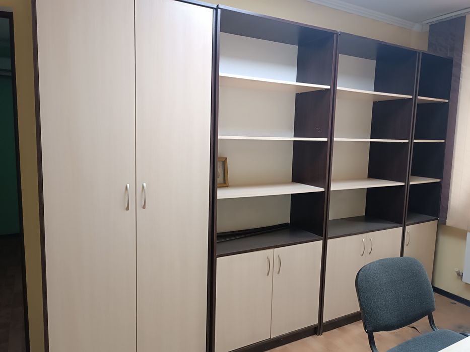 Продам недорого комплект офисной мебели в хорошем состоянии.