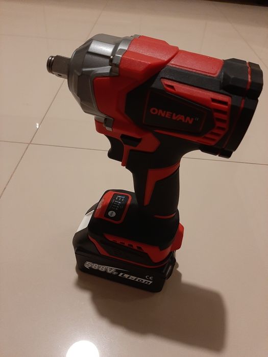 Pistolul de impact schimbat roti 1200 N.m. cu baterie