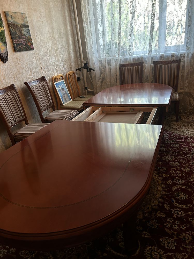 Продается столовый стол