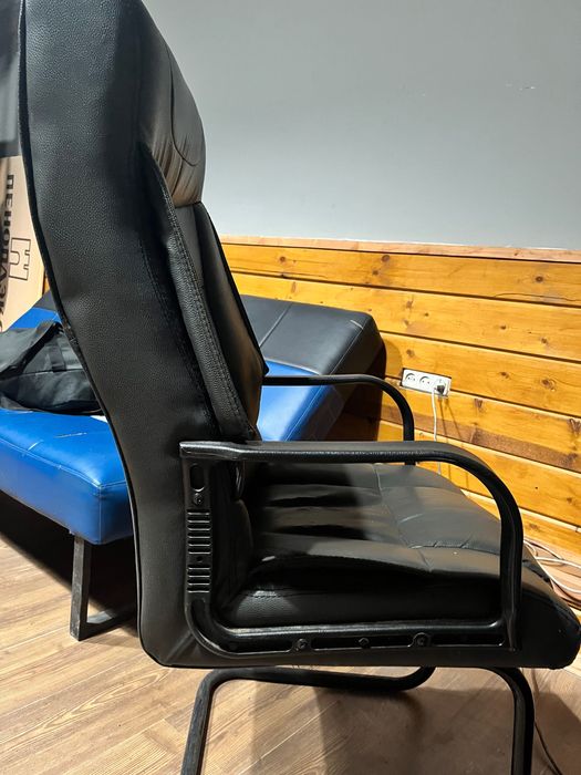 Кресла (использовались в компьютерном клубе) в хорошем состоянии