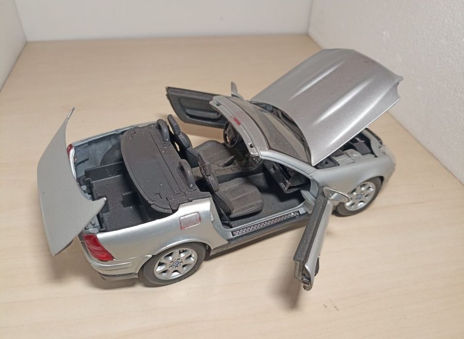 Mercedes SLK 
Scara 1:18
Maisto 

Fotografiile fac parte din descriere