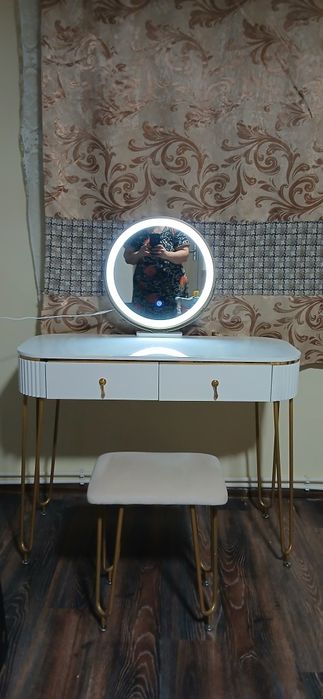 Masă de toaletă cu oglinda iluminată pt  doamne.