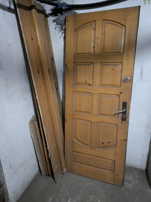 Ușă din lemn pentru exterior