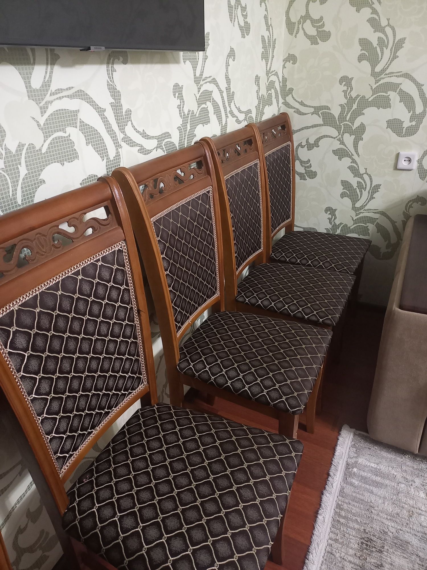 Стол со стульями
