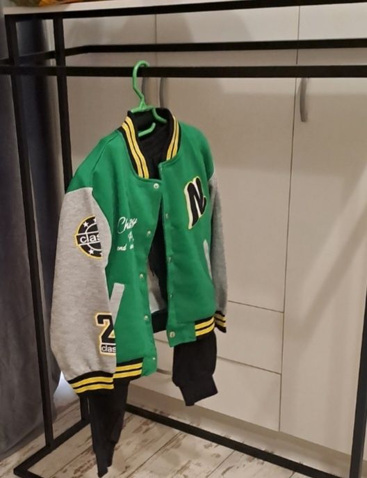 Продам  спортивный костюм  для подростков.