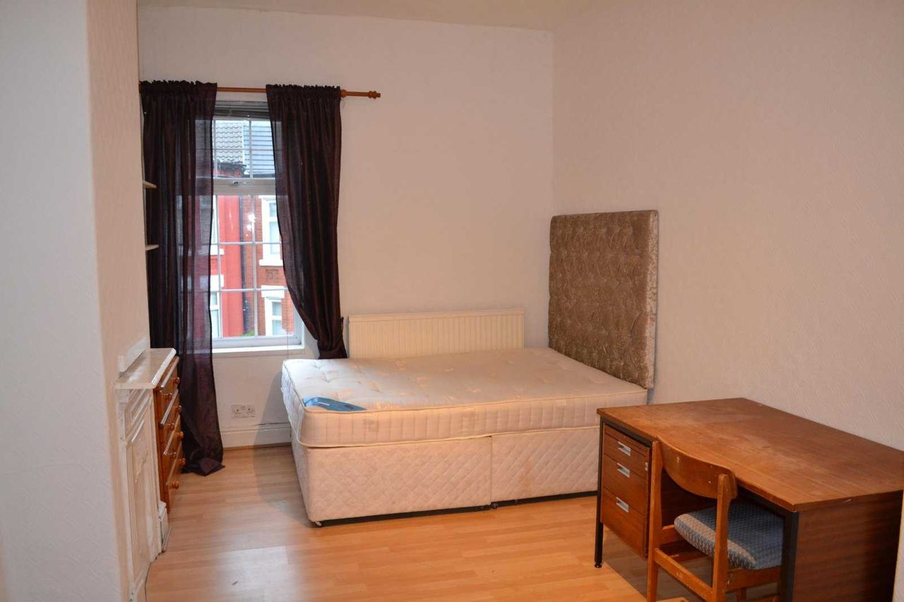 Дава се под наем Едностаен апартамент в София, Център - 45 кв.м за 306 € - Снимка #1