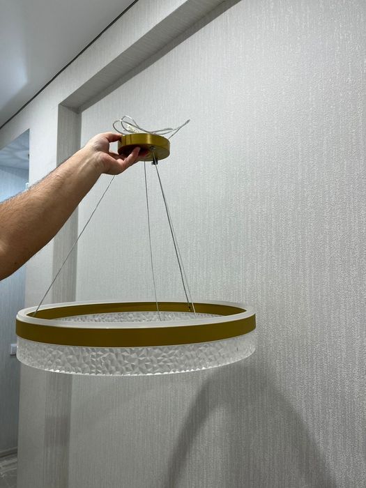 Продам люстру в отличном состоянии