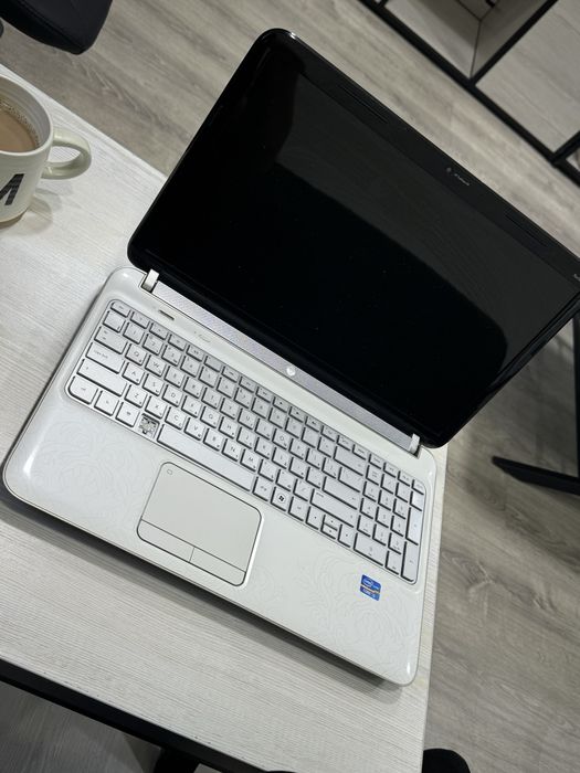 Ноутбук бедого цвета