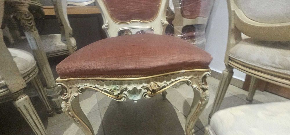 Vand   masa de living din lemn masiv  in stil venetian cu 6 scaune .