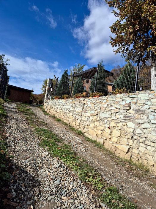 Vând cabana și teren