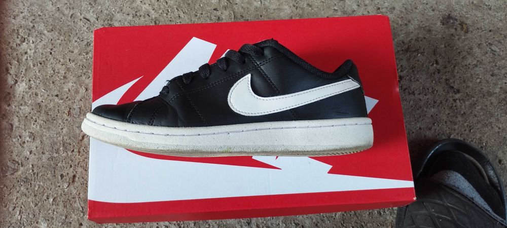 Обувки:Nike Court Royale
