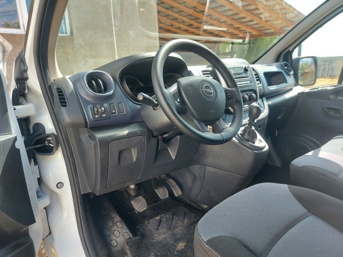 Opel Vivaro varianta lungă