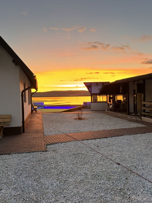 DISPONIBIL DE REVELION cabana pe malul lacului Budeasa