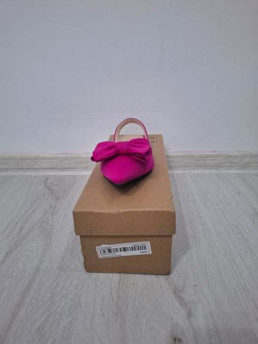 Vand sandale de ocazie