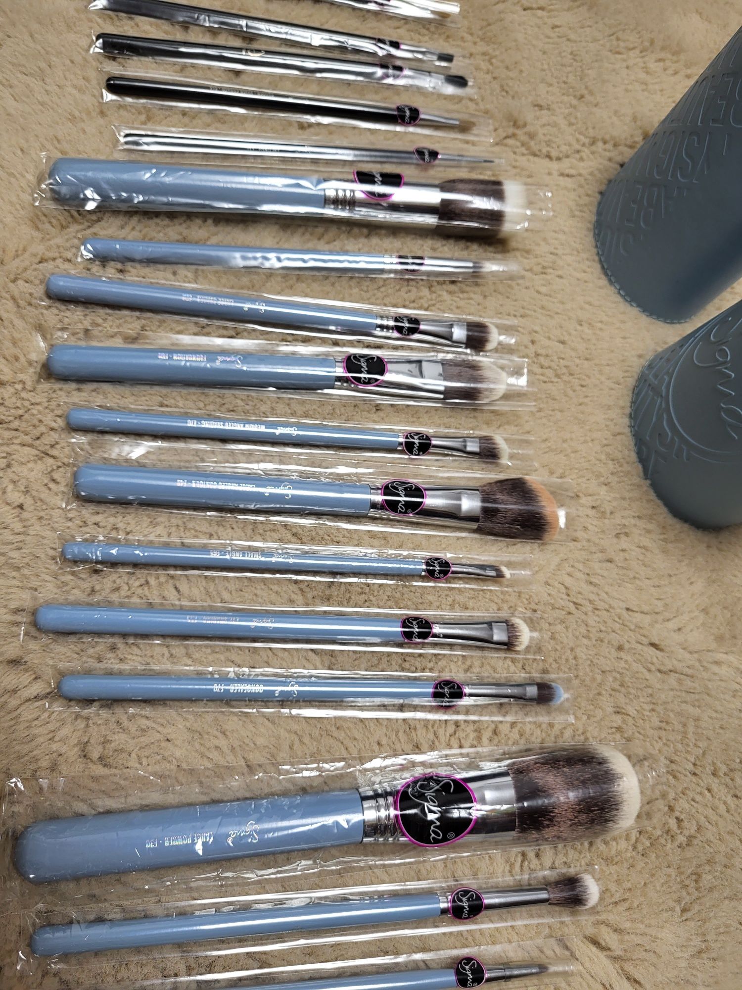 Set 19 pensule make up profesionale Sigma + cutie | Noi | Nefolosite