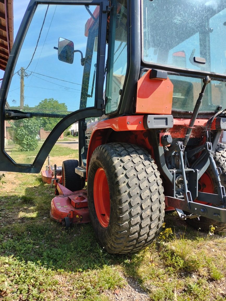 Vând tractor kubota cu cositoare și tocătoare recent din austria b2400