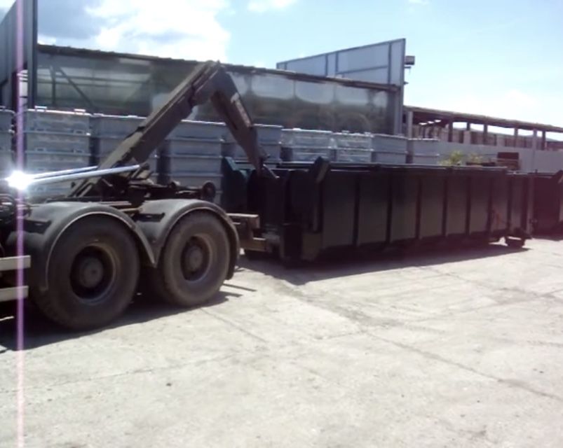 Inchiriez buldoexcavator si bene moloz