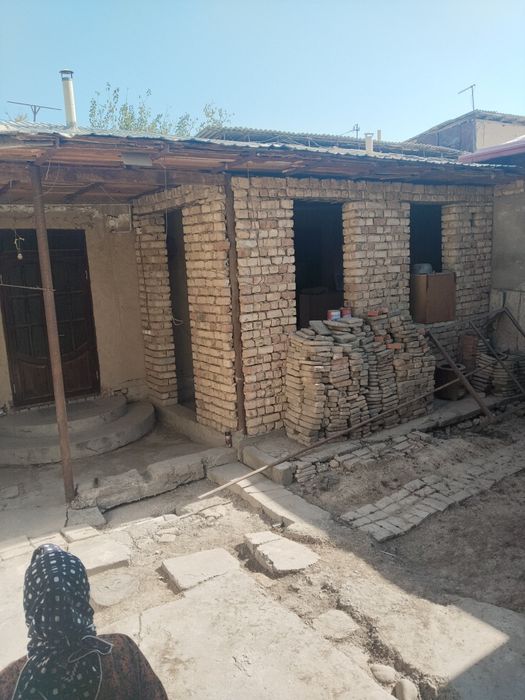 Продаётся Участка Чорсу Ор:Театир "Ёш Гвардия“ 1,5 сот ,2 ком ,1 кароб