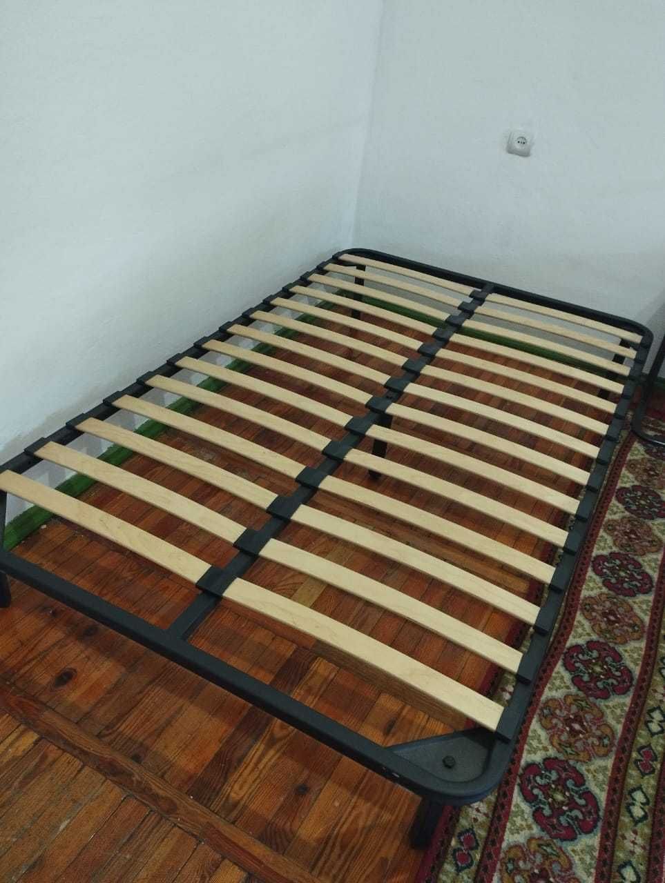 Продам кровать в отличном состоянии (основание и матрас)