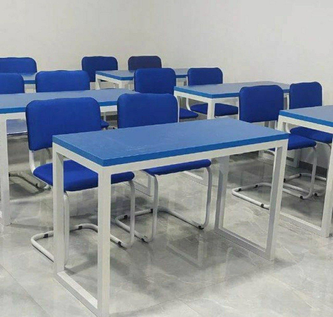 Парта для школьников с стульями