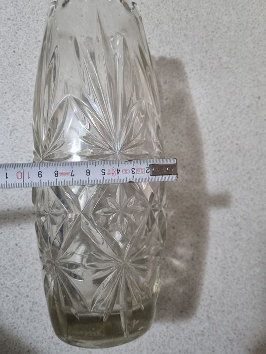Vând vaza de cristal
