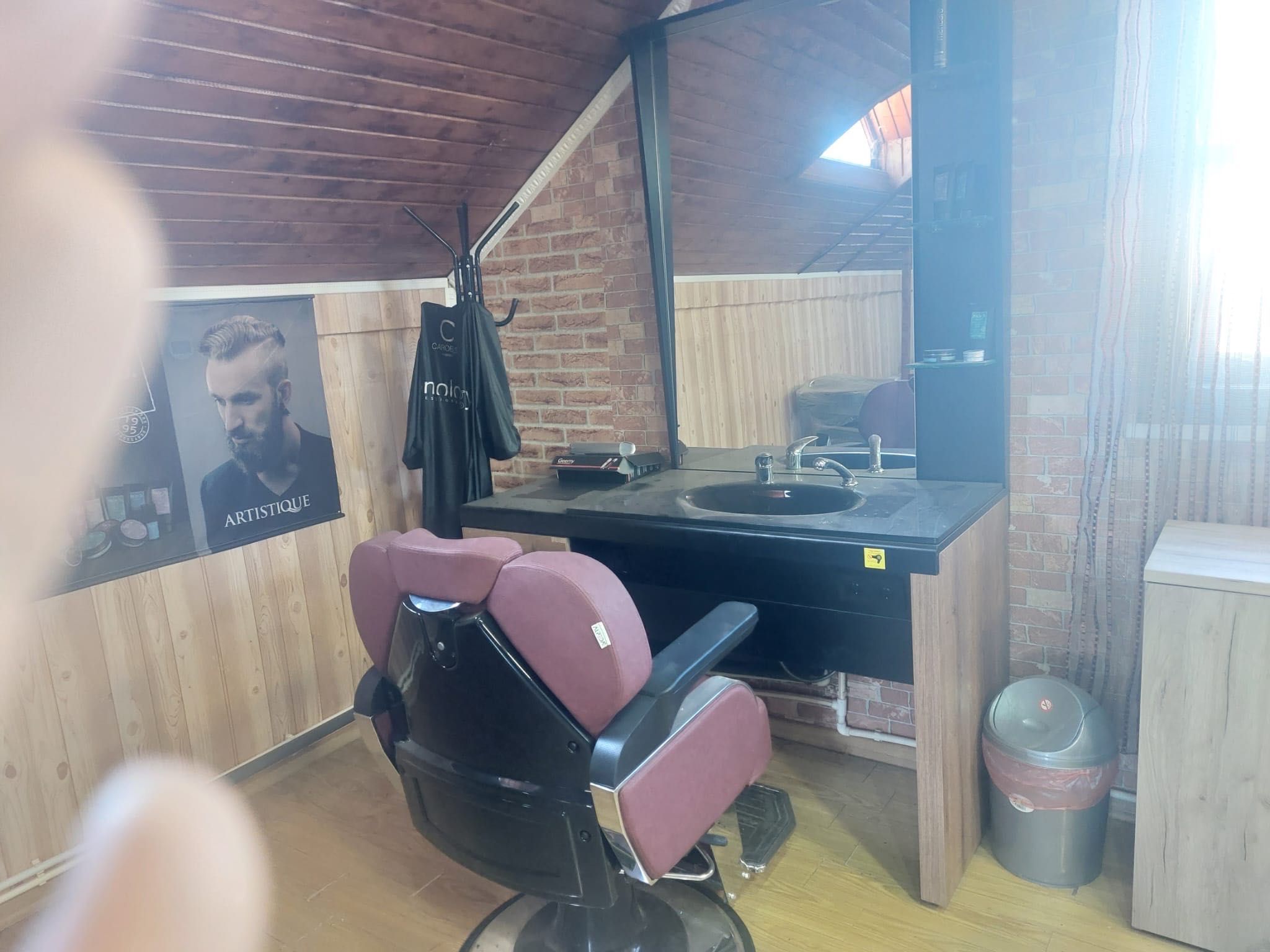 Mobilier si aparatura complet barber shop