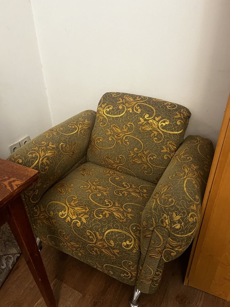 Продается диван с двумя креслами