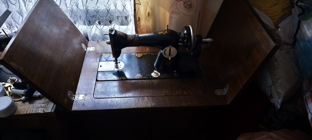 Продам ручную швейную машинку со столом