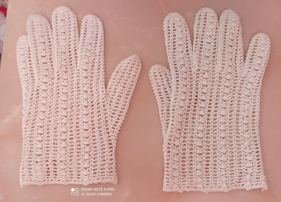 O pereche de manusi crosetate din macrame