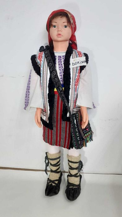 Manechine decorative traditionale imbracate in costume populare