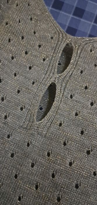 Bluza cu fir auriu și decupaje