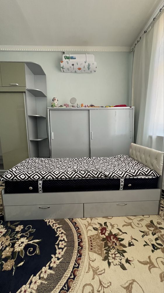 2 одиноковых кровата с нижними шкафчиками