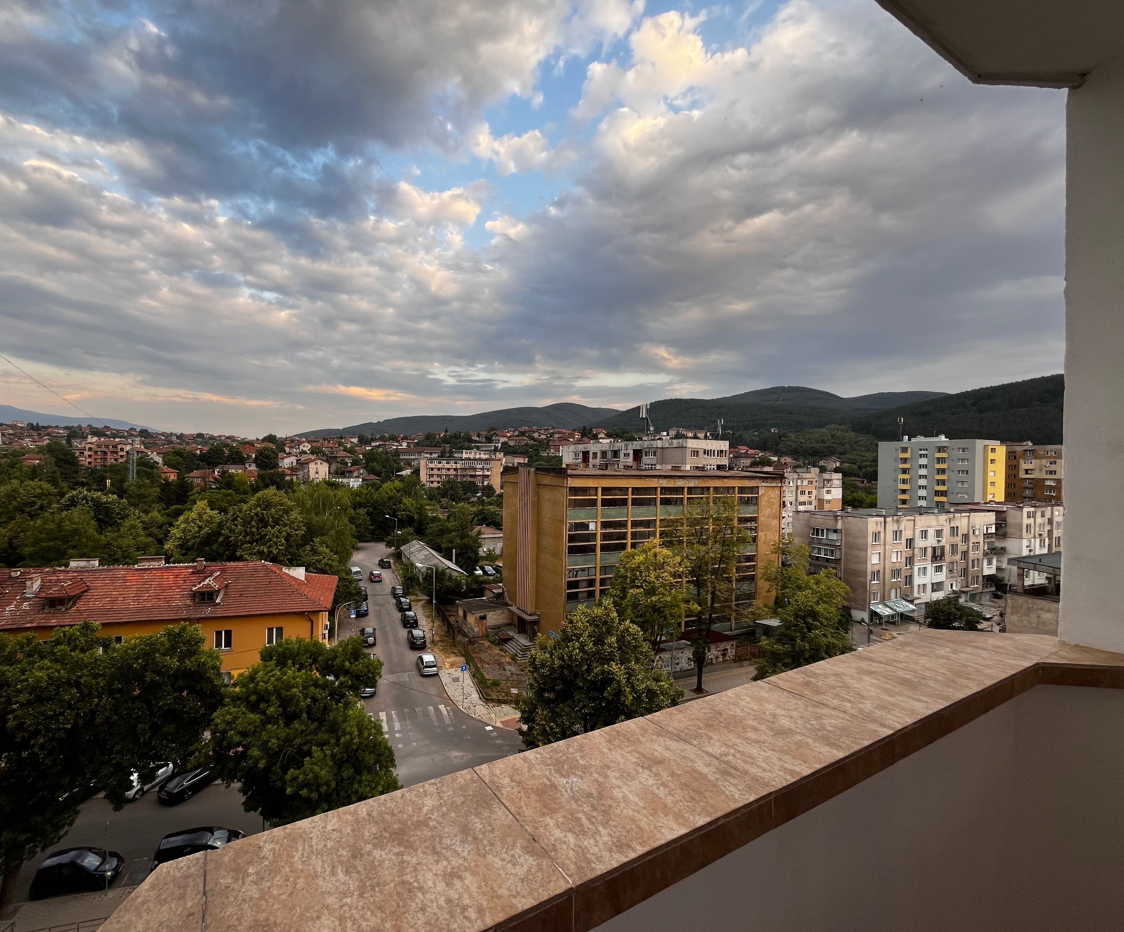 Дава под наем 2-стаен апартамент в центъра на гр. Перник