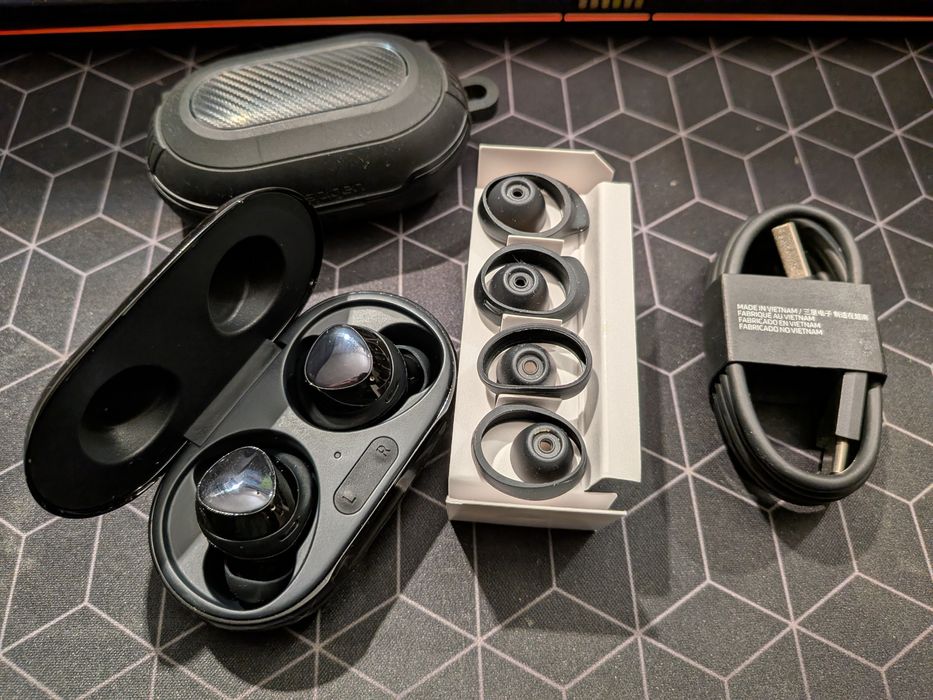 Căști wireless Samsung Galaxy Buds Plus + husa Spigen