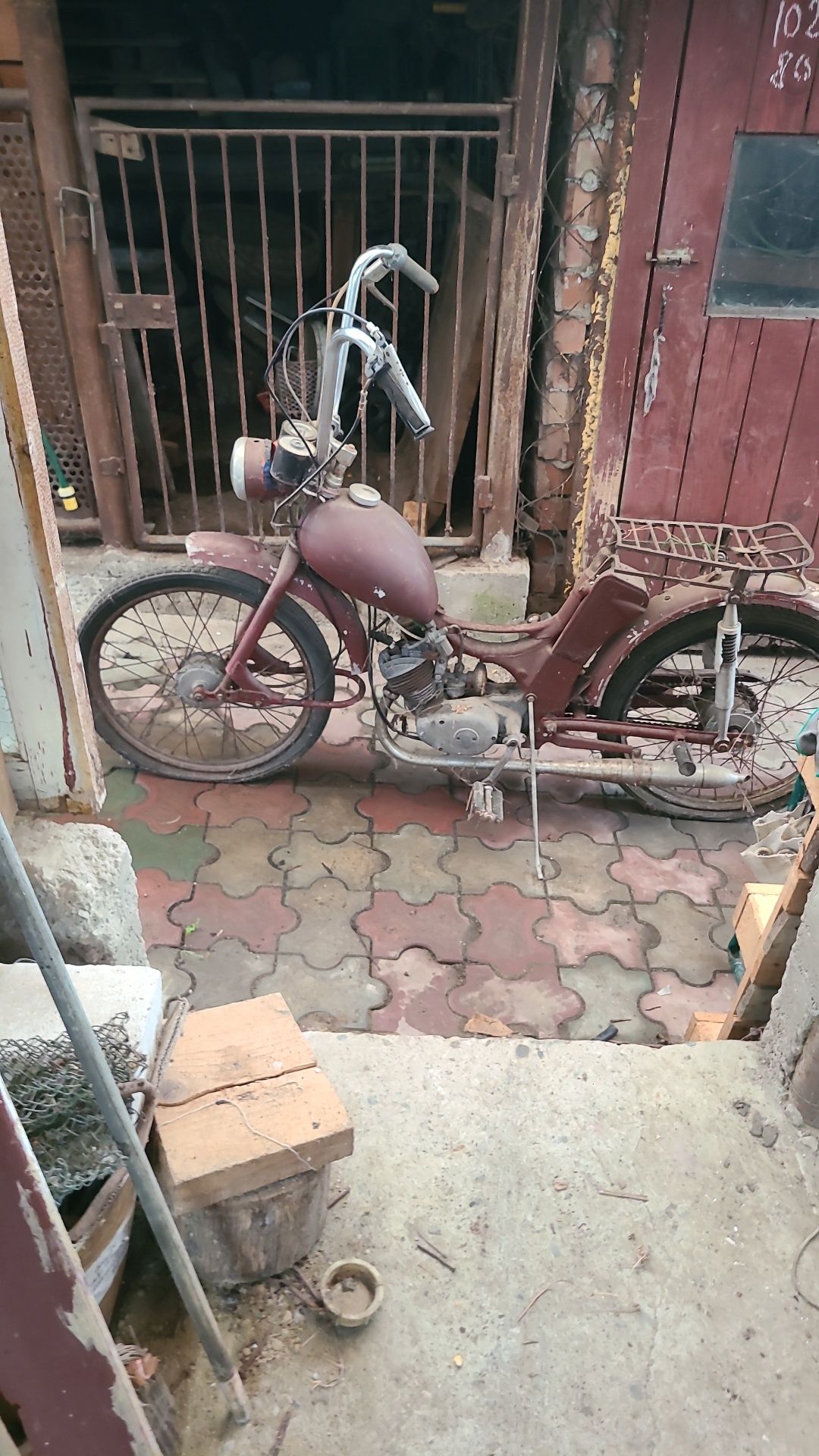 Vând motoreta veche  pentru piese sau proiect.  marca Simson Petru pie