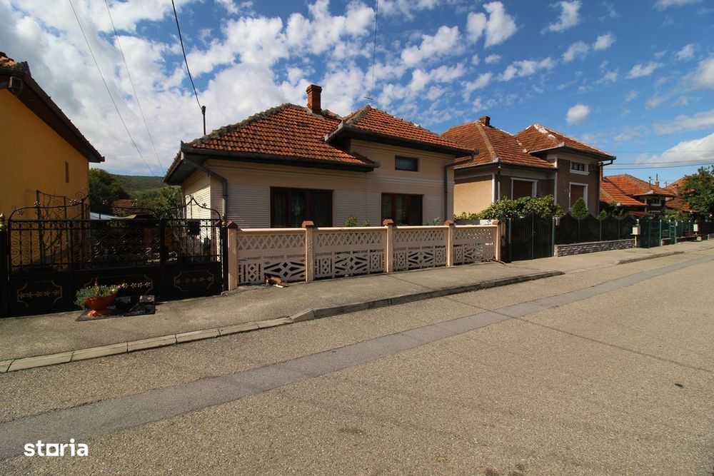 Vând casă P+Pod în Teliucu Inferior, la 7km de Hunedoara, teren 264mp